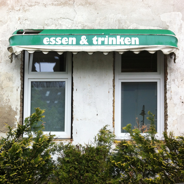 Awning with the text "essen & trinken"