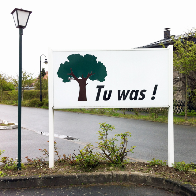 Sign with picture of tree and text "Tu was"