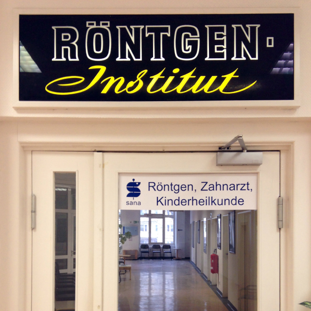 Hand-lettering over a door reading 'Röntgen Institut'