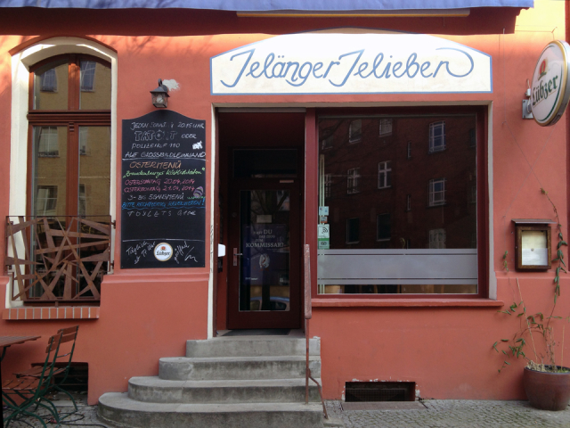 Facade of restaurant with hand-painted sign reading "Jelänger Jelieber"